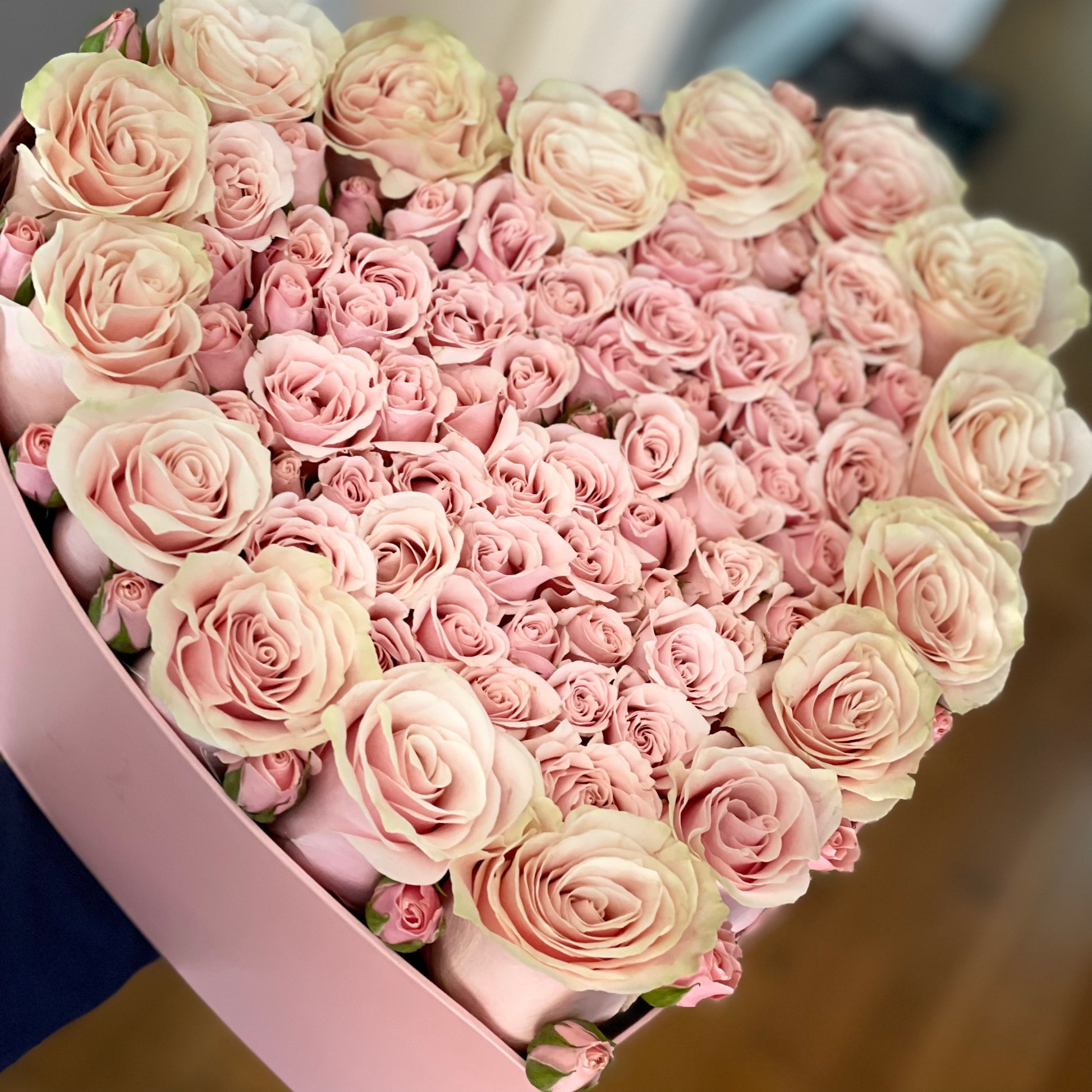 LaRose Box Large Box (roses and spray roses) – La Rose Flowers