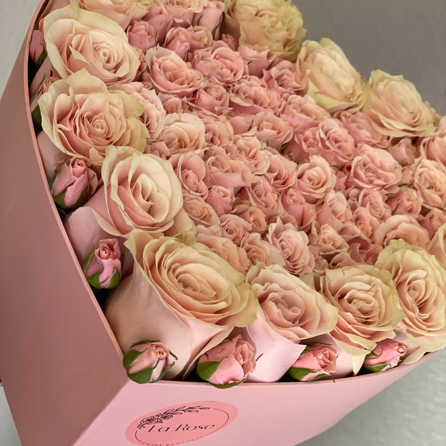 LaRose Box  Large Box (roses and spray roses)