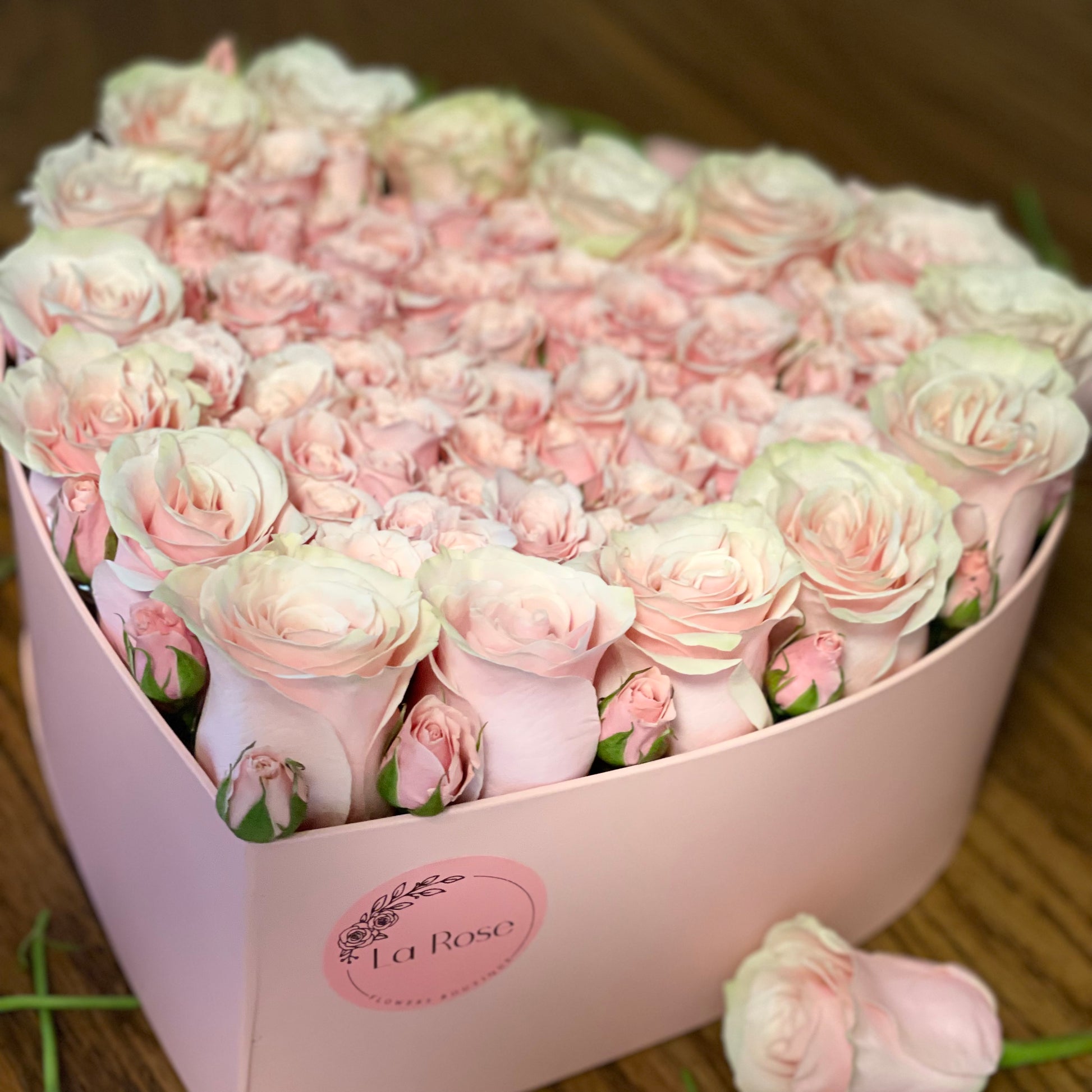 LaRose Box Large Box (roses and spray roses) – La Rose Flowers